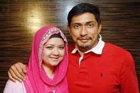 Ketika itu rusli dan istrinya bermaksud pijat ditempat reflexsi, karena saat itu rusli lapar maka diapun keluar dulu untuk makan. Adi Putra Tunai Haji Dengan Isteri Pertama Mynewshub