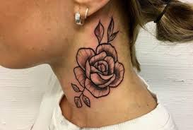 En mujer de 10 sabemos que quieres un tatuaje creativo y nuevo por eso te enseñamos estos 10 mini tatuajes en la oreja que te encantarán. Tatuajes En El Cuello Tatuing