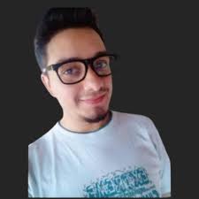 Este es el setup de Linus Torvalds para programar. Pero tú necesitas LEDs,  teclado mecánico y 2 pantallas.