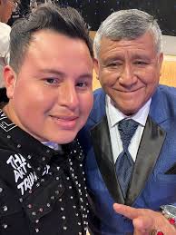 Hoy me presente en la Voz Peru y conocí a este gran cantante , he venido  siguiendo sus presentaciones día tras día en la Voz Peru . El cual me  siento identificado