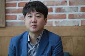 이준석 전 미래통합당(국민의힘 전신) 최고위원 / 사진=뉴스1 파이낸셜뉴스 국민의힘 차기 당대표 경선에 출사표를 낸 이준석 전 최고위원이 여론조사에서 나경원 전 의원을 눌렀다. ë³´ìˆ˜ìž¬ê±´ì„ ë¬»ë‹¤ ì´ì¤€ì„ ì•ˆí‹°ë¬¸ìž¬ì¸ ìœ¼ë¡  ì•ˆë¼ Mb ê°™ì€ ì‚¬ëžŒ ì°¾ì•„ì•¼ ì•„ì£¼ê²½ì œ