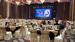 Mahathir, seorang lelaki yang tergolong dalam kelas menengah bawahan, sentiasa bertungkus lumus mencari nafkah buat keluarganya. Makrifat Cinta Movie Gala Dinner Video2u Productions
