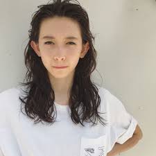 髪の毛のボリュームで悩んでるならこのヘアスタイルで解決してみない hair ロングヘア 外国人 パーマ モード ヘア