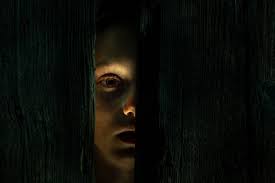 Imagen gratis: puerta de entrada, oscuridad, nina bonita, amante de la,  marco, ventana, chica, puerta, luz, sombra