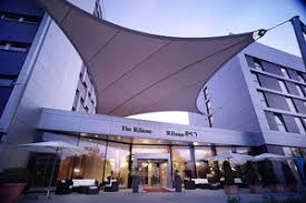 A big breakfast buffet is served at the park inn's restaurant every day. 322 Hotels In Munchen