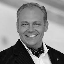 G I R L W I T H D R A G O N Live sketching!