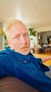 Jeg har kælet med bullet ants i Brasilien🐜, Drukket ayahuasca i  Amazonas🪹, Boet hos kanibalstammer i Papua Ny Guinea🦴, Kørt Gumball  gennem Europa🚖, Redet på hest gennem Arizona🐎, Påkørt mig selv med ...