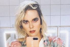 Joven, irreverente, publicista y con humor satírico. Jglwej4q Ruuqm