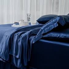 Delicate powder blue filigree intertwines with bolder, thick swatches of navy blue all topped with a silky royal blue ribbing at the sheet head. Royal Blue 30 Momme 4pcs Silk Sheet Set