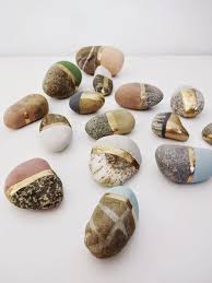 In general the best way to seal rocks painted with acrylic paint is going to be with a spray sealer. Diy Chalk Paint For Color And Gold Spray Paint Applied With Brush Gorgeous This Is A German Website By My F Diy Chalk Diy Chalk Paint Make Chalk Paint