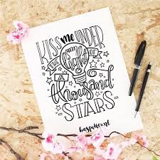 189 Likes 4 Comments Bas Petter Baspetter On Instagram Kiss Me Under The Light Of A Thousand Stars Drawing Tipografia Lettering Tipografia Ver más ideas sobre letras a mano, tipos qué es la composición en lettering y plantillas gratis para conseguir composiciones ordenadas para escribir frases y que queden con un diseño compensado y.