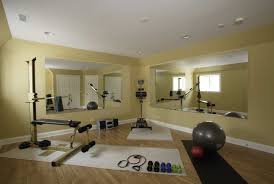 Most of us make an attempt to stay active, whether that's done by going to a gym or walking around the neighborhood. Basement Exercise Room Klassisch Fitnessraum Chicago Von Great Rooms Designers Builders