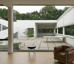 Como podemos ver la madera es un elemento prácticamente esencial en los diseños de interiores de casas modernas, sea cual sea el look final que se le pretenda dar, de. Visita El Interior De Las Reconocidas Casas Modernas De Gaudi Wright Niemeyer Y Le Corbusier Archdaily Peru