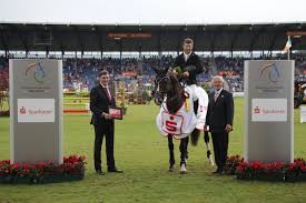 El Jinete Irlandes Shane Sweetnam Fuel El Mas Rapido Del 26 000 Prize Of Sparkasse Para Llevarse La Victoria En El Chio Aachen Soccer Field Soccer Sports