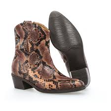 Bottines effet python cuir ganni en beige : Bottines Santiag Effet Python Gabor
