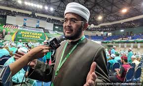 Dato' and datuk are titles of about the same level but by protocol, people holding the former title is given preferential treatments over the latter, such as, sitting kedah darjah utama seri mahawangsa yang amat dihormati (d.m.k.) → dato' seri utama darjah utama seri maharaja bintang darul aman. Amanah Persoal Datuk Ketua Dewan Ulama Pas Malaysiakini