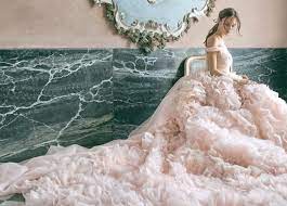 Sposatelier realizza abiti da sposa economici online con tessuti di altissima qualità,potrai personalizzare l'abito che desideri confezionandolo su misura (servizio gratuito).acquista ora il tuo abito da sposa online dall'atelier n.1 in italia. Abiti Da Sposa I Piu Belli Da New York Per L Autunno 2020