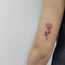 Pink rose dainty hand tattoo. Kleine Tattoos Rose Novocom Top