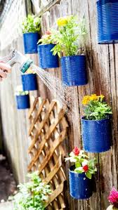 Den Gartenzaun Kreativ Und Interessant Dekorieren 33 Tolle Beispiele Diy Deko Fur Den Garten Diy Hinterhof Diy Gartenprojekte