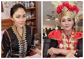 Tarian ngajat sangat popular di kalangan orang iban di sarawak. Sarawak Teacher Brings Fun To Online Classes By Wearing Traditional Malaysian Costumes Life Malay Mail