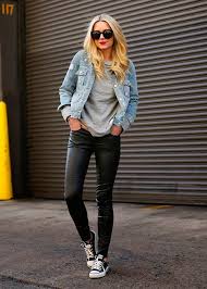 Calça Jeans Com Moletom Do Lado 8 Dicas Para Usar A Jaqueta Mais Classica Ever Looks Looks Calca De Couro E Moda