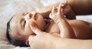 This baby lotion is made with the safest natural ingredients, such as organic shea butter and cocoa butter, which deeply moisturize the skin, while avocado oil nourishes and softens dry skin. 15 Common Newborn Bathtime Customs Babycenter India