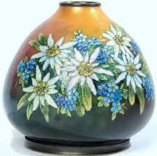 Petit Vase Balustre Dit Leon A Col Etrangle En Cuivre A Decor Emaille De Paquerettes Et Fleurs Des Champs Signe A La Base Faure Limoges France N Tatuagem Flor