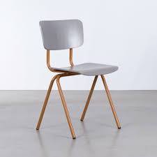 de buisert is een industriele buisframe stoel met een houten zitting en rug verkrijgbaar in 3 kleurenvarianten stoelen thuisdecoratie eettafel stoelen