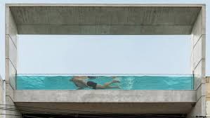 Decouvrez Cette Piscine Transparente Sur Le Toit D Une Villa A Malte