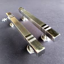 Kami menjual berbagai model handle pintu rumah, aksesoris pintu dan jendela. Gambar Handle Pintu Kupu Tarung