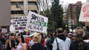 En medellín, colombia, un grupo de personas que se declara en oposición creativa y colectiva hace grafitis con luz desde terrazas, expresando. Carteles Del Paro Nacional Del 21 De Noviembre