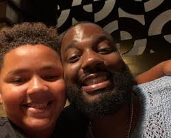 Hey y'all, it's ya girl Amber Milan aka Podcast Producer Pusssyyyyyy. I'm  snatching the phone from Savoy to share Episode 505's Bad Bitch Hall of  Fame and Zaddy of the Week. Each