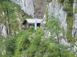 Die dunkelsten ecken und stollen der klamm sind beleuchtet. Eingangshutte Hollentalklamm Bild Hollentalklamm In Grainau