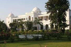 The Pataudi Palace Which Was Sold By The Pataudi Clan And Turned Into A Hotel Until Saif And Kareena Bou Celebrity Houses Royal Property Bollywood Celebrities