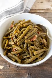 Water added as needed over meat mixture. Southern Style Seasoned Green Beans With Bacon The Hungry Bluebird