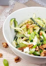 Leckere Low Carb Zucchini Spaghetti Mit Fetasahne Und Walnussen Rezept Zoodles Rezept Rezepte Gesunde Rezepte