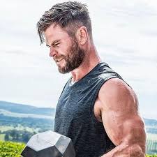Chris hemsworth laid low for a while to spend some time with his family, and we he remerged his long blonde hair was gone! 20 Chris Hemsworth Haircut Ideas Let The God Of Thunder Inspire You Men Hairstyles World