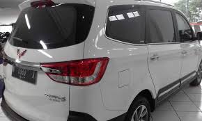 Wuling Delta mas, mobil di showroom warna putih