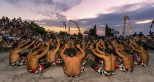 Pertunjukan tari kecak sahadewa batubulan mulai pukul 18:30 hingga 19:30 dan tersedia setiap hari. Tari Kecak Pemantik Penasaran Wisatawan Lokal Hingga Internasional
