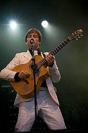 Comme un manouche ist eine herrlich frische melange aus französischem chanson und jazz im stile von django reinhardt. Thomas Dutronc Wikipedia