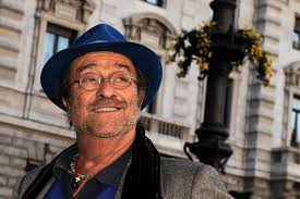 He also played clarinet and keyboards. Lucio Dalla L Indimenticabile Radio Monte Carlo