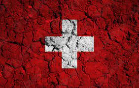 Verkäuferin bietet kunden käseblöcke mit schweizer schweizer flagge gegen die alpen. Schweizer Flagge Foto Vorratig Crushpixel