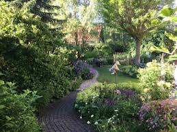 Wir bieten produkte und systemlösungen zur gestaltung von garten, terrasse und. Traumgarten Ein Hessisches Kleinod Garten Fraulein Der Garten Blog Garten Traumgarten Gartenschirme