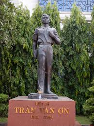 Phụ nữ đức để ngực trần đạp xe biểu tình đòi quyền bình đẳng cởi áo. Tráº§n VÄƒn Æ¡n Wikipedia Tiáº¿ng Viá»‡t