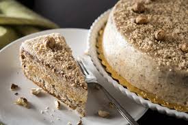 Preparate la crema alle nocciole seguendo la nostra ricetta e versatela sulla base. 4 Modi Diversi Per Preparare La Torta Di Nocciole