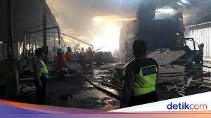 Pt perusahaan perdagangan indonesia atau pt ppi (persero) adalah salah satu badan usaha milik negara (bumn) yang menjadi trading house dan bergerak di bidang ekspor, impor dan distribusi. Pabrik Triplek Di Karanganyar Terbakar