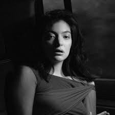 Don't you think that it's boring how people talk making smart with their words again, well, i'm bored because i'm doing this for the thrill of it, killing it never not chasing the million things i want and i am only as young as the minute is full of it. Lorde Tennis Court Lyrics Genius Lyrics