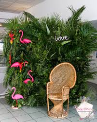 Tropical Photocall Greenery And Flamingos Www Emilyalarcon Com Deco Mariage Champetre Chic Deco Mariage Tropical Decoration Salon De Beaute