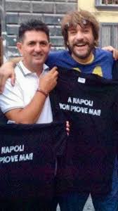 Assisi si produce in un continuo sciommiottamento di troisi, cita eduardo a più riprese, irrita col continuo rimando a famose battute di totò. A Napoli Non Piove Mai Accueil Facebook