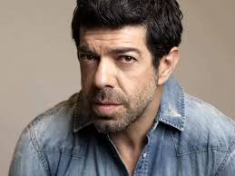 Pierfrancesco Favino: "È difficile fare il genitore, è complicato parlare  con le mie figlie"